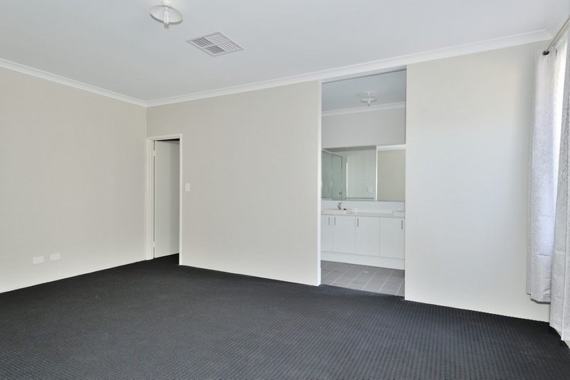 Photo - 20 Kennerton Avenue, Landsdale WA 6065 - Image 12