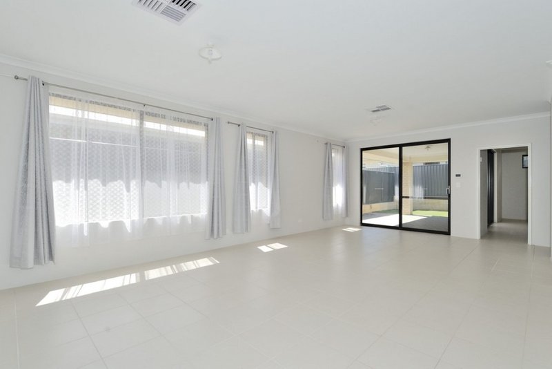 Photo - 20 Kennerton Avenue, Landsdale WA 6065 - Image 15