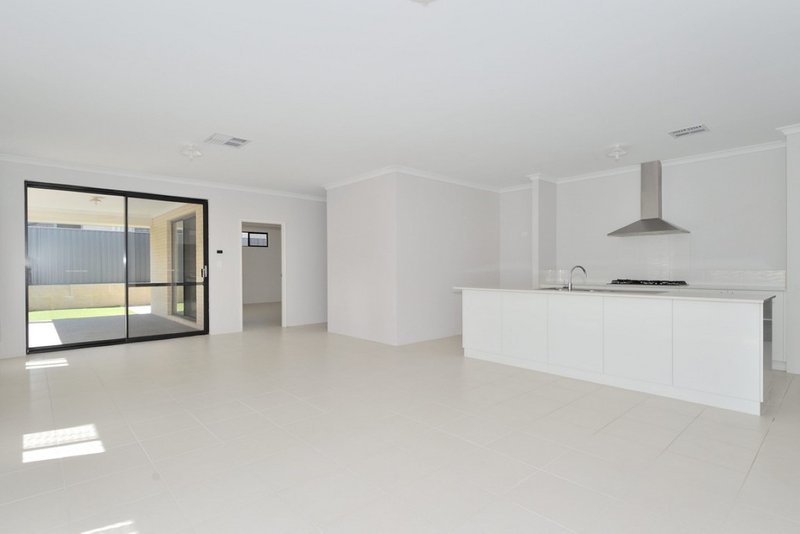 Photo - 20 Kennerton Avenue, Landsdale WA 6065 - Image 16