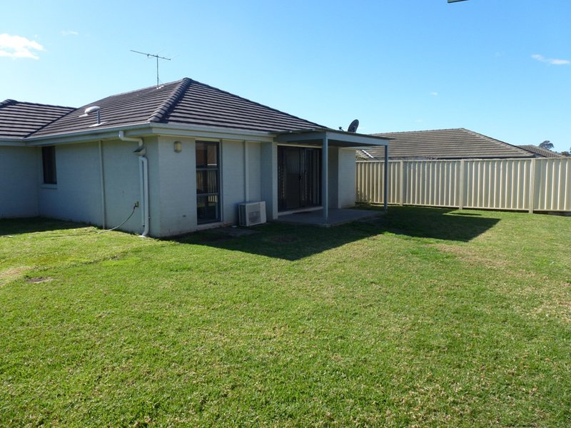 Photo - 20 Lakeaire Circuit, Cameron Park NSW 2285 - Image 10