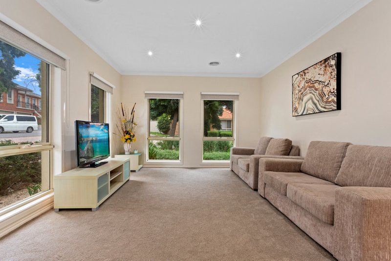 Photo - 20 Lazar Grove, South Morang VIC 3752 - Image 3