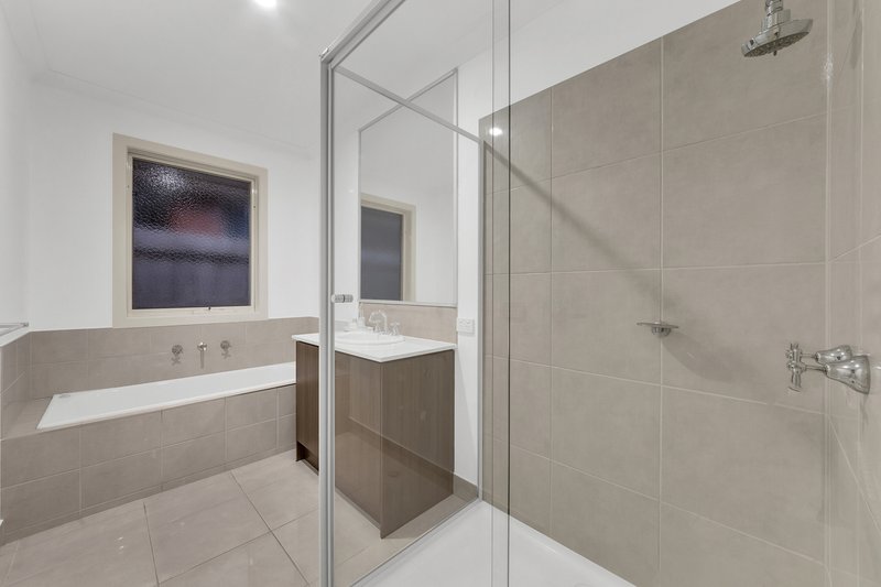 Photo - 20 Lemon Thyme Way, Lynbrook VIC 3975 - Image 12