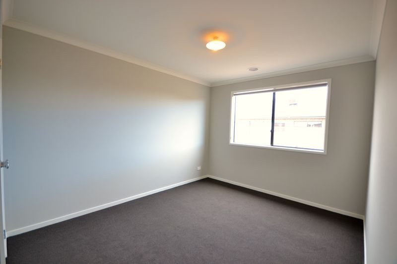 Photo - 20 Lindwall Drive, Cranbourne West VIC 3977 - Image 7