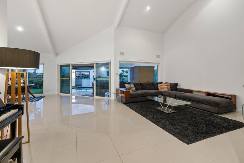 Photo - 20 Little Shore Street, Raby Bay QLD 4163 - Image 9