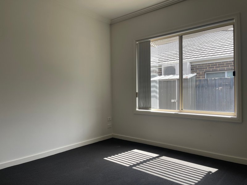 Photo - 20 Madden Drive, South Morang VIC 3752 - Image 5