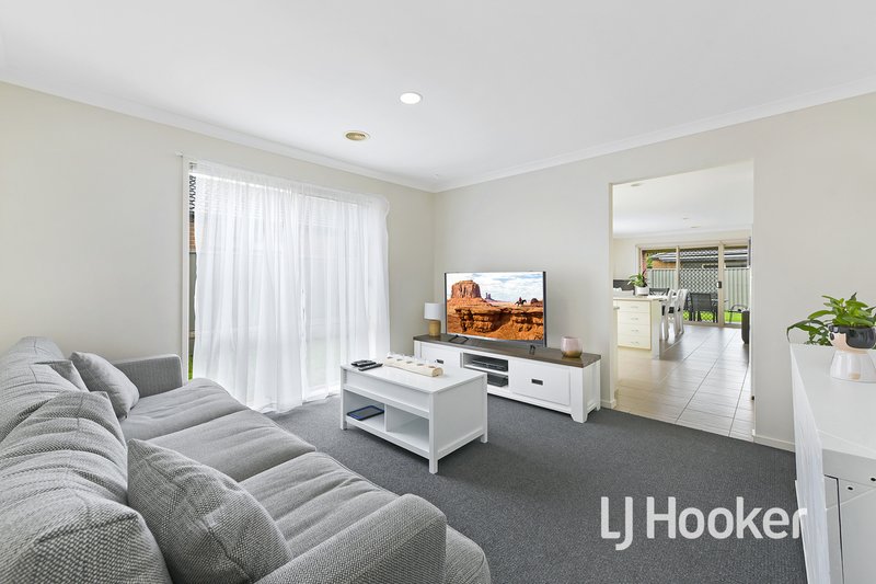 Photo - 20 Maddock Drive, Cranbourne East VIC 3977 - Image 3