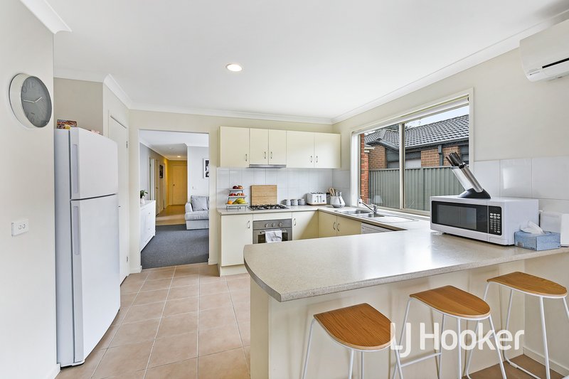 Photo - 20 Maddock Drive, Cranbourne East VIC 3977 - Image 7