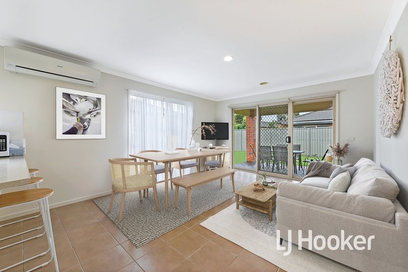 Photo - 20 Maddock Drive, Cranbourne East VIC 3977 - Image 9