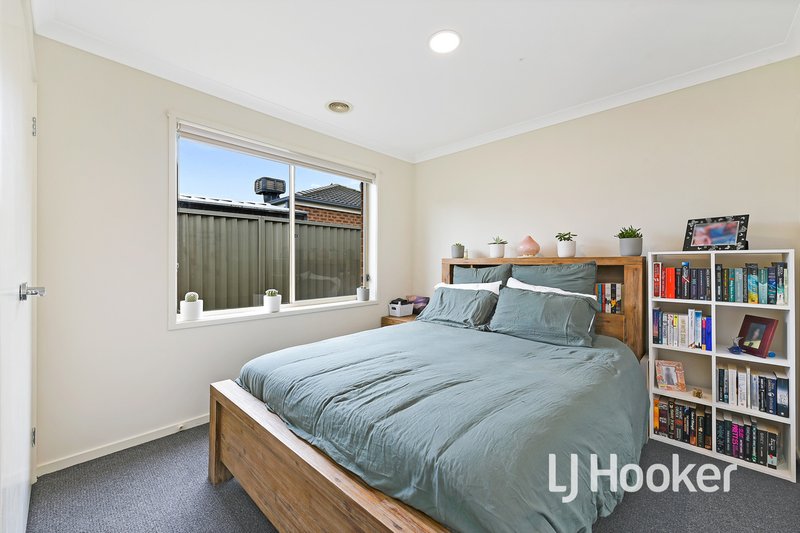 Photo - 20 Maddock Drive, Cranbourne East VIC 3977 - Image 10