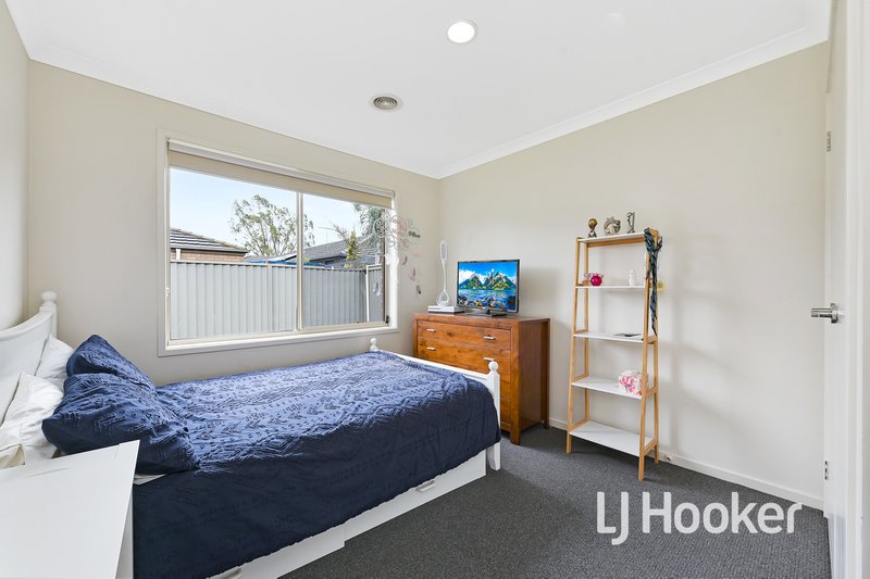 Photo - 20 Maddock Drive, Cranbourne East VIC 3977 - Image 11