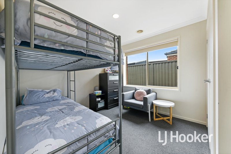 Photo - 20 Maddock Drive, Cranbourne East VIC 3977 - Image 12