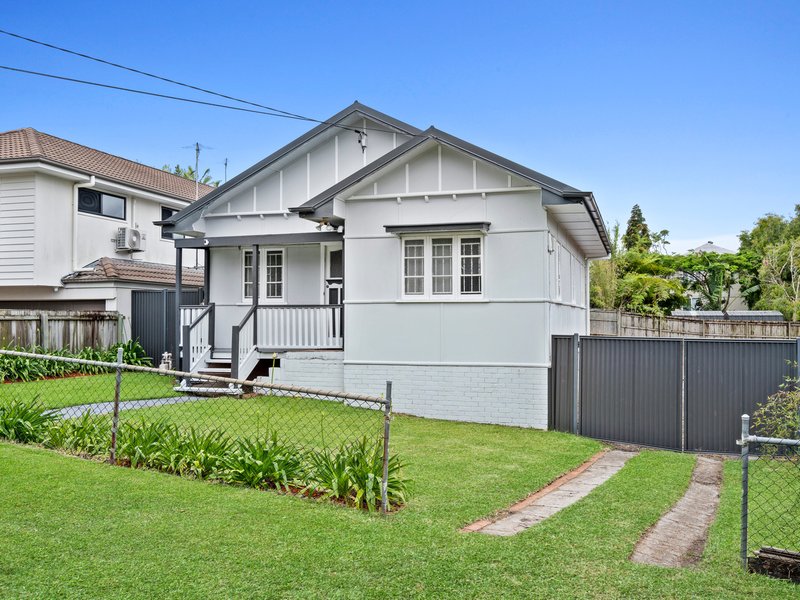 Photo - 20 Manin Street, Wynnum QLD 4178 - Image 1