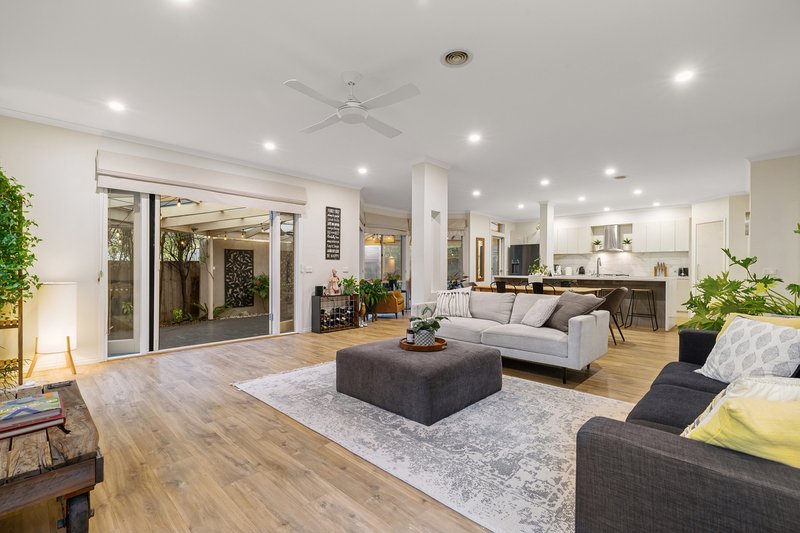 Photo - 20 Manorwoods Drive, Frankston VIC 3199 - Image 3