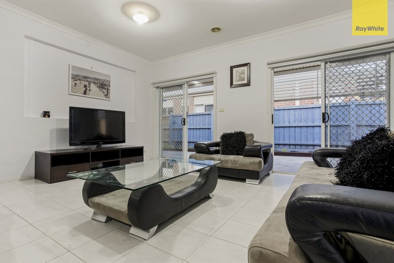 Photo - 20 Marchmont Rise, Craigieburn VIC 3064 - Image 4