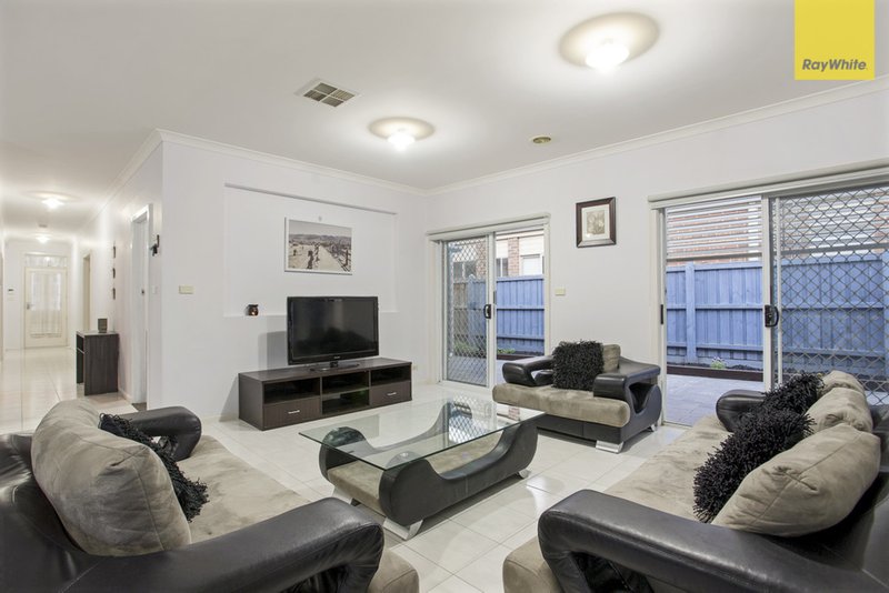 Photo - 20 Marchmont Rise, Craigieburn VIC 3064 - Image 5