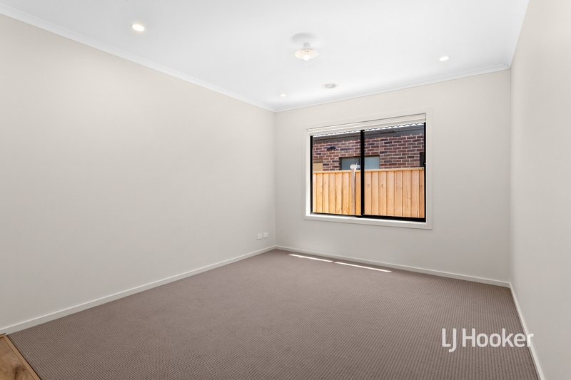 Photo - 20 Mervyn Way, Mambourin VIC 3024 - Image 2