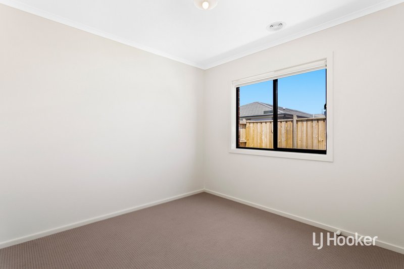 Photo - 20 Mervyn Way, Mambourin VIC 3024 - Image 10