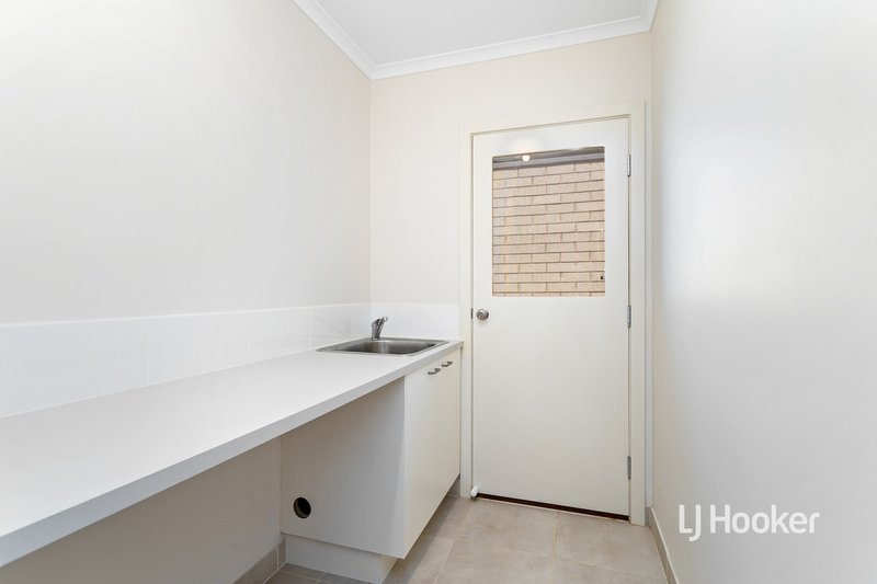 Photo - 20 Mervyn Way, Mambourin VIC 3024 - Image 12