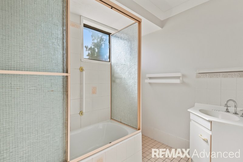 Photo - 20 Moatah Drive, Beachmere QLD 4510 - Image 9