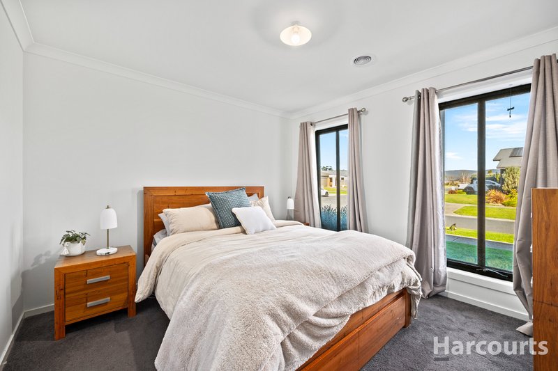 Photo - 20 Montane Boulevard, Newborough VIC 3825 - Image 7