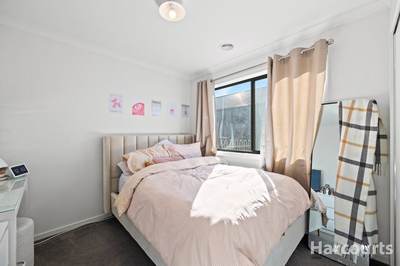 Photo - 20 Montane Boulevard, Newborough VIC 3825 - Image 11