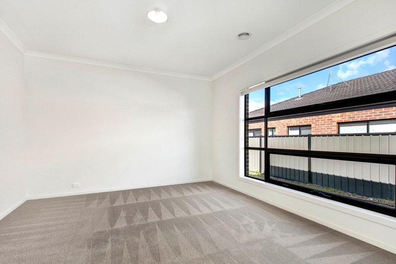 Photo - 20 Montpellier Crescent, Craigieburn VIC 3064 - Image 2