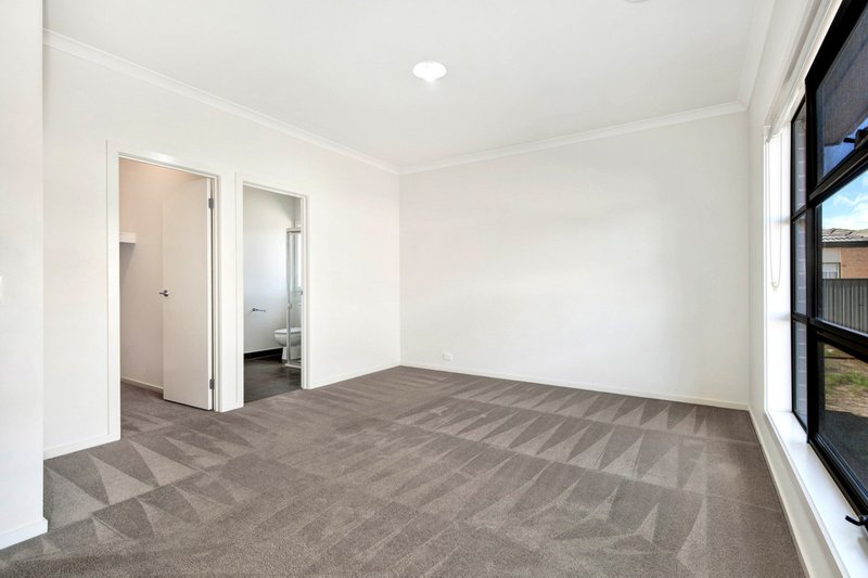 Photo - 20 Montpellier Crescent, Craigieburn VIC 3064 - Image 3