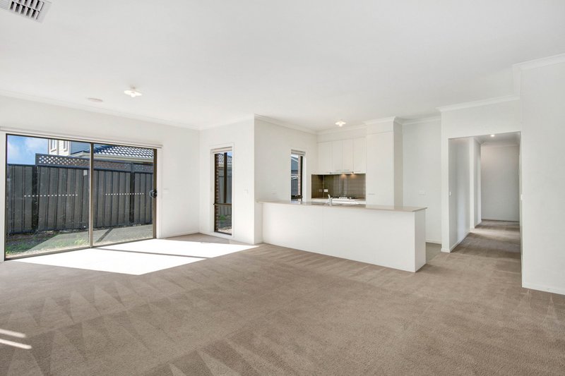 Photo - 20 Montpellier Crescent, Craigieburn VIC 3064 - Image 6