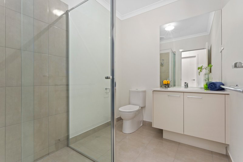 Photo - 20 Mottlecah Circuit, Craigieburn VIC 3064 - Image 11