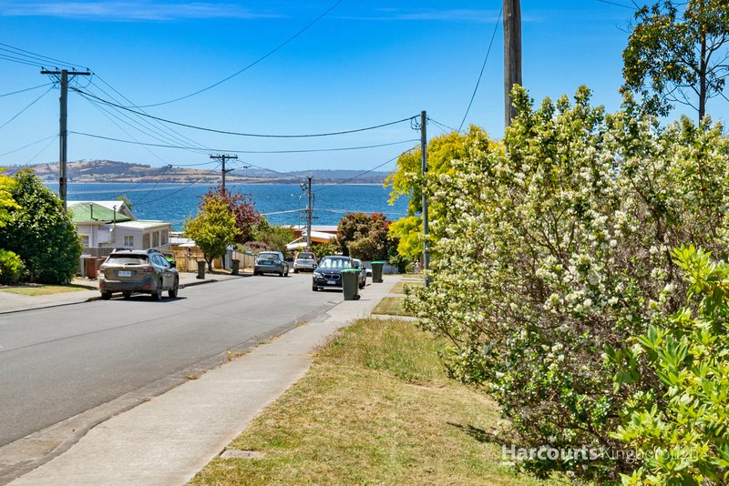 Photo - 20 Myuna Road, Blackmans Bay TAS 7052 - Image 11