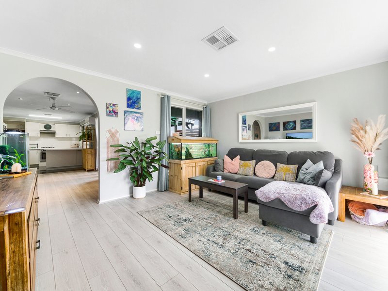 Photo - 20 Navarre Drive, Cranbourne West VIC 3977 - Image 2