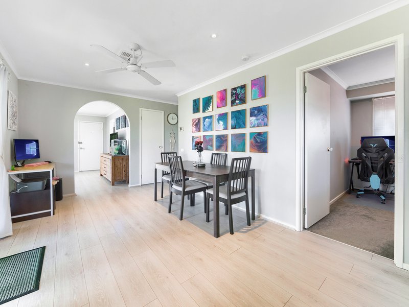 Photo - 20 Navarre Drive, Cranbourne West VIC 3977 - Image 4