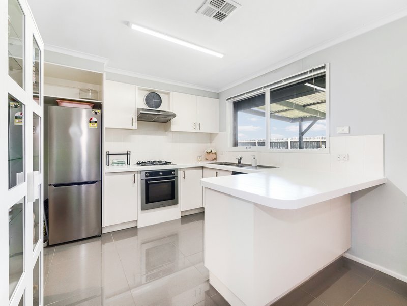 Photo - 20 Navarre Drive, Cranbourne West VIC 3977 - Image 6