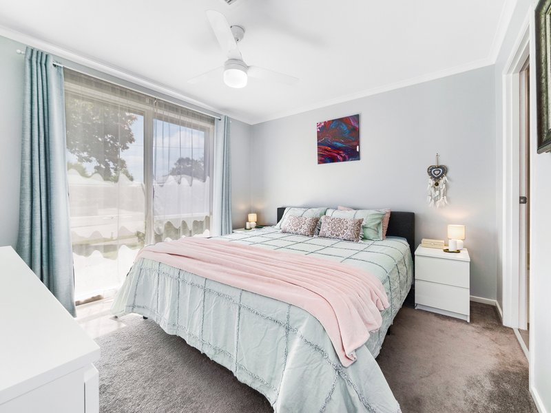 Photo - 20 Navarre Drive, Cranbourne West VIC 3977 - Image 8
