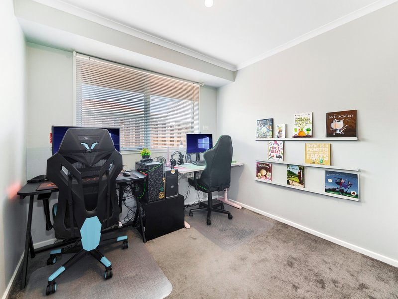 Photo - 20 Navarre Drive, Cranbourne West VIC 3977 - Image 10