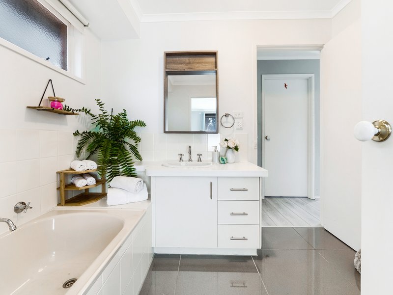Photo - 20 Navarre Drive, Cranbourne West VIC 3977 - Image 11