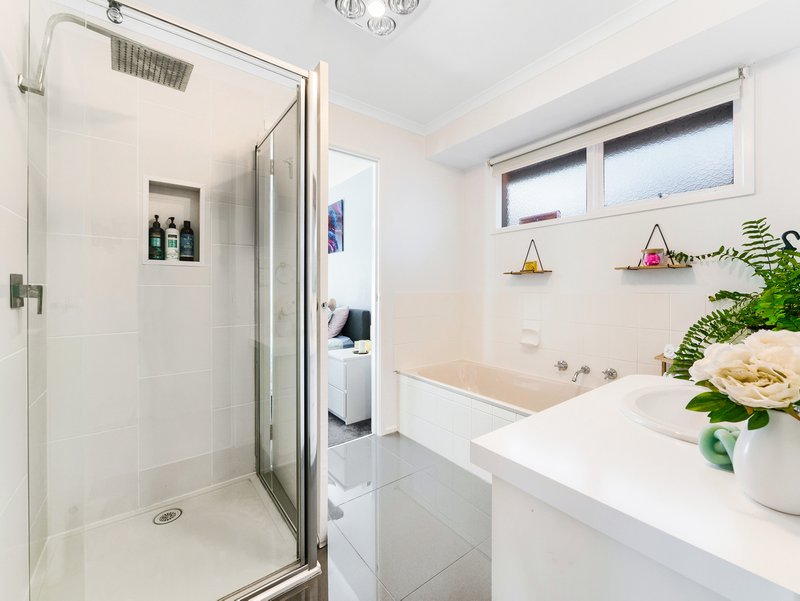 Photo - 20 Navarre Drive, Cranbourne West VIC 3977 - Image 12