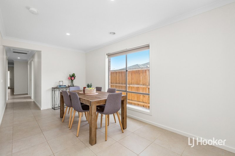 Photo - 20 Oberon Street, Point Cook VIC 3030 - Image 4