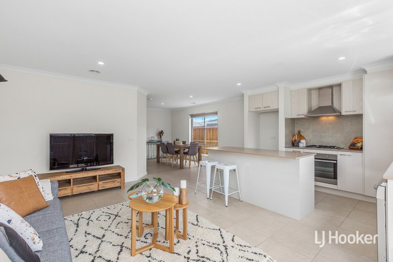 Photo - 20 Oberon Street, Point Cook VIC 3030 - Image 5