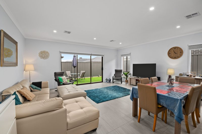 Photo - 20 Opulent Boulevard, Tarneit VIC 3029 - Image 4