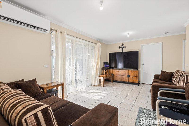 Photo - 20 Pinnock Avenue, Roxburgh Park VIC 3064 - Image 5