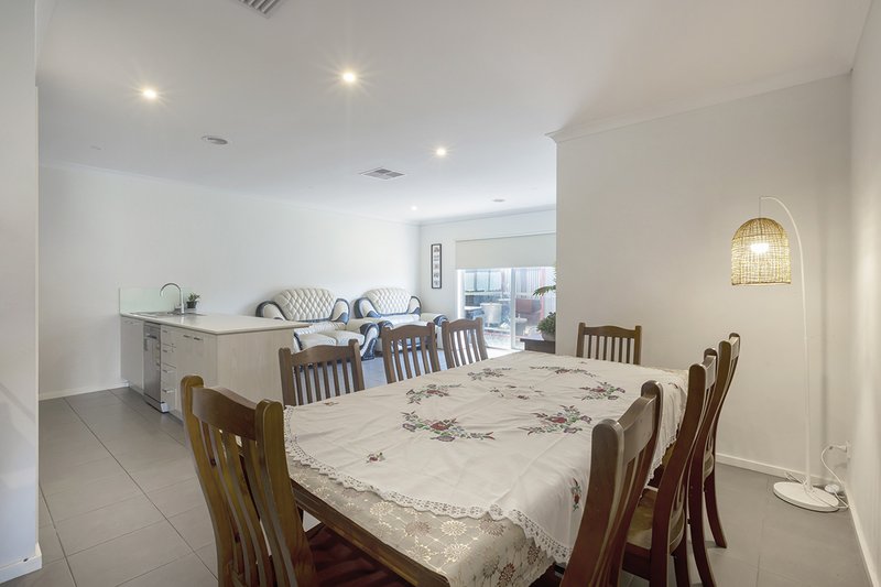 Photo - 20 Ravenhurst Cct , Cranbourne North VIC 3977 - Image 7