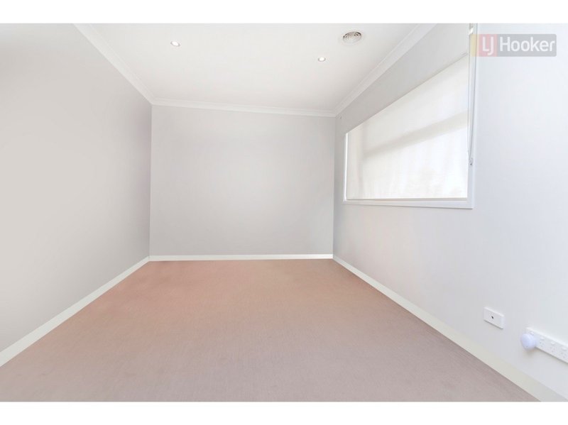 Photo - 20 Saint Road, Craigieburn VIC 3064 - Image 6