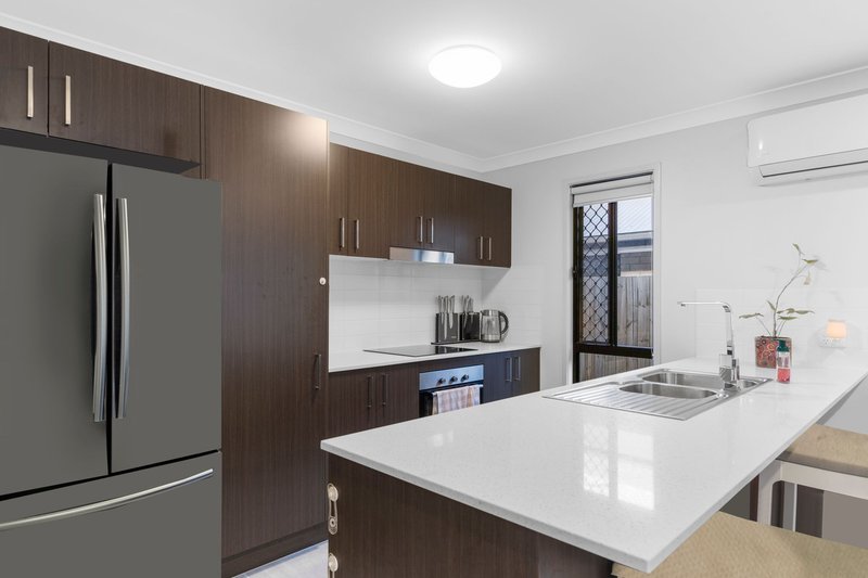 Photo - 20 Samford Drive, Holmview QLD 4207 - Image 9