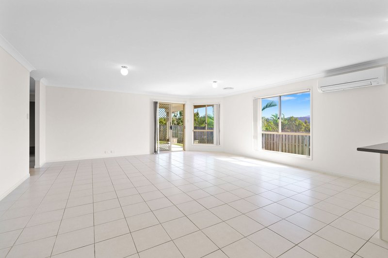 Photo - 20 Sangster Crescent, Pacific Pines QLD 4211 - Image 2