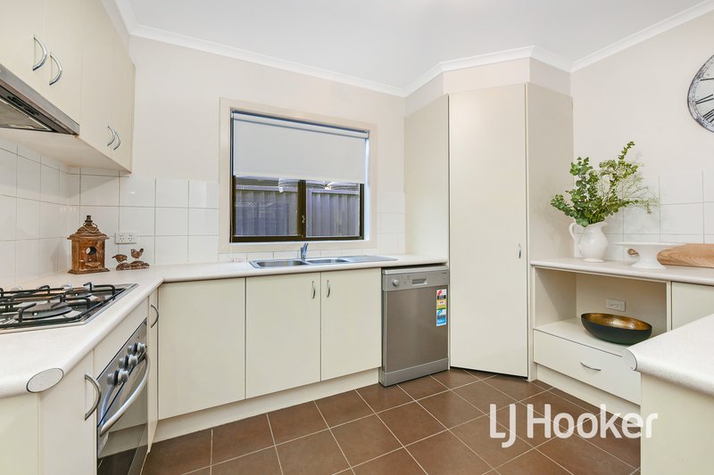 Photo - 20 Scarlet Crescent, Pakenham VIC 3810 - Image 10