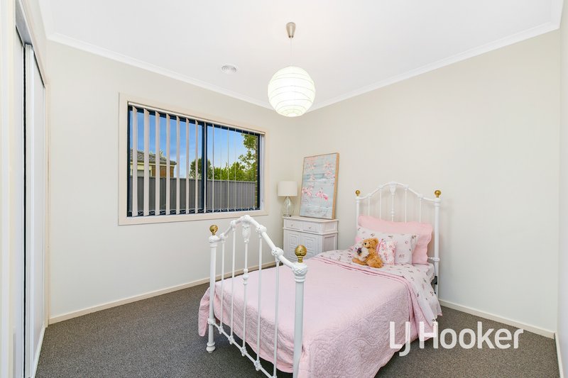 Photo - 20 Scarlet Crescent, Pakenham VIC 3810 - Image 11