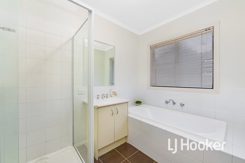 Photo - 20 Scarlet Crescent, Pakenham VIC 3810 - Image 12