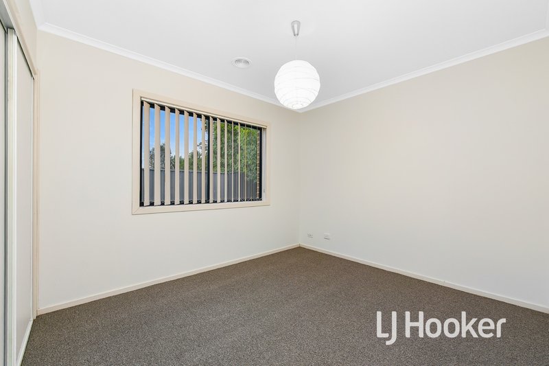 Photo - 20 Scarlet Crescent, Pakenham VIC 3810 - Image 13