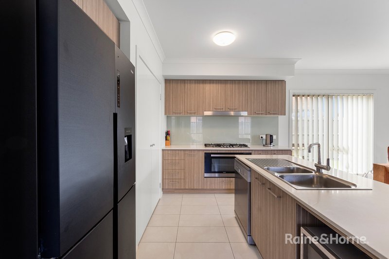 Photo - 20 Selleck Drive, Point Cook VIC 3030 - Image 3